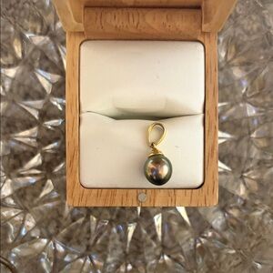 Elegant Gold and Black Pearl Pendant